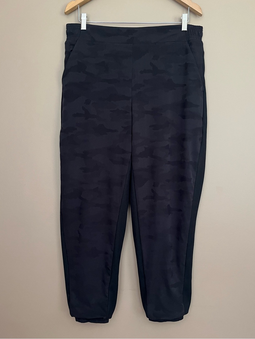 {Athleta} Lined Brooklyn Camo Joggers in Black & Grey - Womens 14